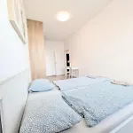 Schanz - Quietly Oriented - Private Parking - Balcony Apartament